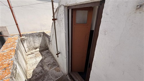Casa Indipendente Di 2 Vani Oltre Locale Al Piano Terra.